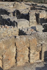 फिस्टोस का मिनोअन पुरातत्व स्थल। उत्तर पूर्व परिसर का दृश्य। पुराने महल से सीधे सटे चार कमरों का परिसर। इन कमरों का उपयोग मूल्यवान अनुष्ठान के बर्तनों को संग्रहीत करने के लिए किया जाता था। चित्रलिपि लेखन के साथ प्रसिद्ध "" फिस्टोस डिस्क "&qu द्वारा Minoan