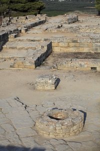 फिस्टोस का मिनोअन पुरातत्व स्थल। उत्तर पूर्व परिसर का दृश्य। पुराने महल से सीधे सटे चार कमरों का परिसर। इन कमरों का उपयोग मूल्यवान अनुष्ठान के बर्तनों को रखने के लिए किया जाता था। चित्रलिपि लेखन के साथ प्रसिद्ध "" फिस्टोस डिस्क "" पाया  द्वारा Minoan