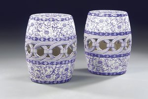 नीले और सफेद बगीचे की सीटों की एक जोड़ी, c.1860 द्वारा Mintons Ltd
