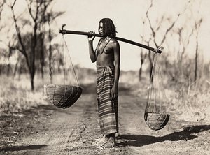 फासीवादी युग में 'बिल्डिंग ए एम्पायर': कुनामा महिला पानी ले जा रही है, 09/05/1936 (बी/डब्ल्यू फोटो) द्वारा मोडेस्टिनो बाल्डिनेटी