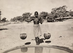फासिस्ट युग में 'बिल्डिंग ए एम्पायर': कुनामा महिला पानी ले जा रही है, 09/05/1936 (बी/डब्ल्यू फोटो) द्वारा मोडेस्टिनो बाल्डिनेटी