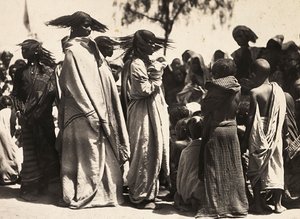 फासीवादी युग में 'बिल्डिंग ए एम्पायर': मुस्लिम लड़कियां, 09/05/1936 (बी/डब्ल्यू फोटो) द्वारा मोडेस्टिनो बाल्डिनेटी