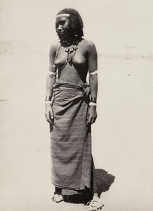 फासिस्ट युग में 'बिल्डिंग ए एम्पायर': एक कुनामा महिला, 09/05/1936 (बी/डब्ल्यू फोटो)