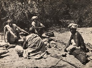 फासीवादी युग में 'बिल्डिंग ए एम्पायर': खानाबदोशों का एक समूह आराम कर रहा है, 09/05/1936 (बी/डब्ल्यू फोटो) द्वारा मोडेस्टिनो बाल्डिनेटी