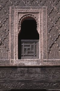 1565 में सैडियंस द्वारा निर्मित अली बेन यूसुफ मेडर्स के आंगन में एक खिड़की का दृश्य (देवदार और प्लास्टर का काम)