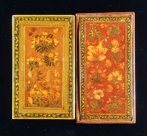 Safavid राजवंश दर्पण मामलों की एक जोड़ी, पुष्प डिजाइनों के साथ चित्रित, एक झुका हुआ घेरा, c.1671-2 द्वारा मुहम्मद ज़मान