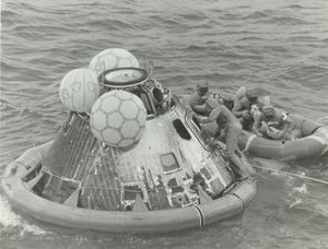 [अपोलो 11 स्प्लैशडाउन के बाद लाइफबोट में अंतरिक्ष यात्री], 1969।