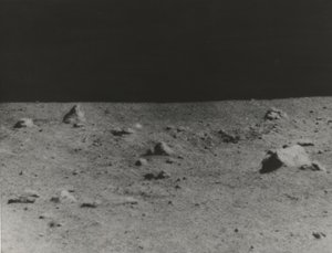[चंद्र सतह की सर्वेयर वी द्वारा खींची गई तस्वीर], 1967। द्वारा नासा छवियाँ