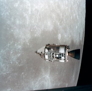 अपोलो 15 कमांड और सर्विस मॉडल्स इन लूनर ऑर्बिट, 1971।