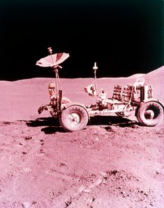 पहला लूनर रोविंग व्हीकल, अपोलो 15, जुलाई 1971। द्वारा नासा छवियाँ