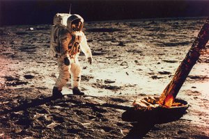 बज़ एल्ड्रिन चंद्र मॉड्यूल, 1969 के एक पैर के पास चंद्रमा की सतह पर चलते हुए।