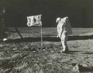अमेरिकी ध्वज के साथ चंद्रमा पर बज़ एल्ड्रिन, 1969।
