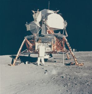चंद्रमा पर अपोलो 11 चंद्र मॉड्यूल के साथ बज़ एल्ड्रिन, 1969।