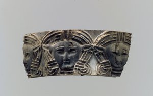 तीन ललाट सिर, c.8th-7 वीं शताब्दी ईसा पूर्व (हाथी दांत) के साथ क्लौइज़न फर्नीचर या कॉस्मेटिक बॉक्स पट्टिका द्वारा नव असीरियन