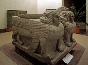 कला नव हित्ती: स्फिंक्स के बेसाल्ट डेकोरी में स्तंभ का आधार। सामल (वर्तमान सामल ज़ेंडजिरली या सिंजिरली) की साइट से। 8वीं शताब्दी ई.पू. इस्तांबुल पुरातत्व संग्रहालय द्वारा नव हित्ती
