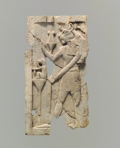 फर्नीचर की पट्टिका में शेर के सिर वाली आकृति के साथ नक्काशी की गई, c.8 वीं -7 वीं शताब्दी ईसा पूर्व (हाथी दांत) द्वारा नव असीरियन