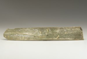 कटाई चाकू (हू), किजिया संस्कृति, c.2500-2000 ईसा पूर्व (जेड)