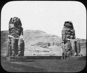 कोलोनी ऑफ मेमन, लक्सर थेब्स, मिस्र, c1890 द्वारा न्यूटन और सह