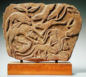 गाय को काटते हुए कुत्तों को दर्शाती राहत, चौथी-पांचवीं सदी (बलुआ पत्थर) द्वारा न्युबियन न्युबियन