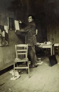 अपने स्टूडियो में एमेडियो मोदिग्लिआनी, c.1915 (b/w फोटो) द्वारा पॉल गिलयूम