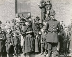 लंदन के एक पुलिसकर्मी का अंतिम संस्कार, 1894 द्वारा पॉल मार्टिन