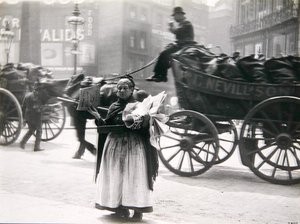 एक महिला अखबार विक्रेता, लंदन, c.1890s (b/w फोटो)