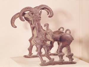 आठवीं-सातवीं शताब्दी ईसा पूर्व (कांस्य) लोरेस्टन, ईरान से दो आइबेक्स से सजाए गए घोड़े के टुकड़े द्वारा अवधि नव-एलमाइट