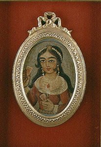 कजर बस्ट राउंडेल एक सजी हुई महिला (कैनवास पर तेल) को दर्शाती है द्वारा फारसी स्कूल