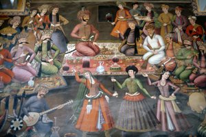 शाह अब्बास प्रथम बुखारा के खानते के नाद्र वली मुहम्मद खान का स्वागत करते हुए, रिसेप्शन हॉल द्वारा फारसी स्कूल