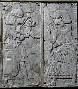 फेनिशियन सभ्यता: एक हाथीदांत कम राहत के साथ सजाया गया बिस्तर आभूषण राजा को शेर पेश करने वाले गार्ड का प्रतिनिधित्व करता है। उगारिट या उगारिट की साइट से, टेल डे रास शामरा पर प्राचीन सीरियाई उद्धरण। 14 वीं शताब्दी ईसा पूर्व। सूर्य 24 सेमी दमिश्क, राष्ट्रीय द्वारा Phoenician