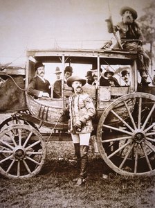 बफ़ेलो बिल कोडी (1846-1917) और उनके डेडवुड कोच (बी/डब्ल्यू फोटो) द्वारा फोटोग्राफर अमेरिकी