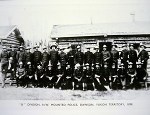 उत्तर-पश्चिम माउंटेड पुलिस 'बी' डिवीजन, डावसन, युकोन क्षेत्र में, 1898 की स्वर्ण दौड़ के दौरान (बी/डब्ल्यू फोटो)