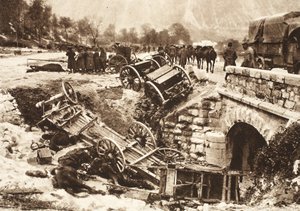 जर्मन तोपखाने की आग के तहत उडीन के पास एक आपूर्ति मार्ग पर एक इतालवी गोला बारूद काफिला (बी / डब्ल्यू फोटो) द्वारा फ़ोटोग्राफ़र जर्मन