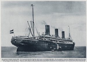 1913 में जर्मन हैम्बर्ग अमेरिका लाइन के लिए बनाया गया इम्पीटर, ओशन लाइनर, जिसका उपयोग मित्र राष्ट्रों द्वारा प्रथम विश्व युद्ध की समाप्ति के बाद अमेरिकी सैनिकों को वापस संयुक्त राज्य में ले जाने के लिए किया गया था (b/w photo) द्वारा फ़ोटोग्राफ़र जर्मन
