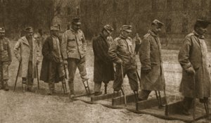 ब्रेस्ट-लिटोव्स्क अस्पताल में: 'द इलस्ट्रेटेड वॉर न्यूज', 26 जुलाई 1916 से कृत्रिम अंगों के साथ चलने का अभ्यास करने वाले अपंग ऑस्ट्रियाई (सेपिया फोटो) द्वारा फ़ोटोग्राफ़र जर्मन