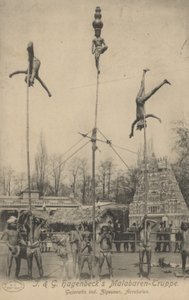 जे एंड जी हेगनबेक की मालाबार कलाबाजों की मंडली (बी/डब्ल्यू फोटो) द्वारा फ़ोटोग्राफ़र जर्मन