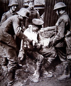 WWI जर्मन मेडिकल अर्दली पश्चिमी मोर्चे पर एक घायल ब्रिटिश सैनिक की देखभाल करता है