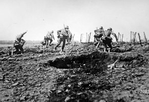 WWI के जर्मन स्टॉर्मट्रूपर्स सेडान में आगे बढ़ते हैं, उनके गले में ग्रेनेड के बैग के साथ, पश्चिमी मोर्चा द्वारा फ़ोटोग्राफ़र जर्मन