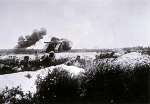WWI के जर्मन स्टॉर्मट्रूपर्स फ्लेमथ्रोवर अग्रिम से लैस, एक पकड़े गए ब्रिटिश मार्क IV टैंक द्वारा समर्थित द्वारा फ़ोटोग्राफ़र जर्मन