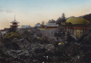 जापान, c.1912: कियोमिज़ु मंदिर, जो कि अवक्षेप के किनारे पर लटके हुए मंच और क्योटो शहर के पाँच दृश्य के लिए विख्यात है (फोटो) द्वारा फोटोग्राफर जापानी