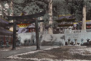 जापान, c.1912: टोकुगावा राजवंश के पहले शोगुन, इयासु के लिए समाधि और यह मैदान, लगभग 300 साल पुराना निक्को (फोटो) द्वारा फोटोग्राफर जापानी
