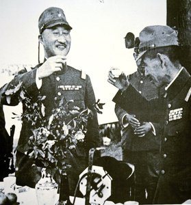 जापानी जनरलों टेराची और हाटा ने मई में ह्सुचो, चीन के पतन के लिए टोस्ट किया द्वारा फोटोग्राफर जापानी