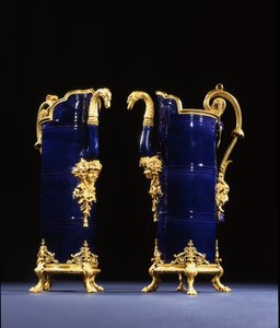 दो जग, c.1767 (कांस्य ट्रिमिंग के साथ चीनी मिट्टी के बरतन) द्वारा पियरे मुँहवाला