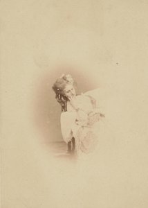 [विग्नेटेड सिटिंग इन रिट्रोसेटा ड्रेस], 1861-67। द्वारा पियरे लुई पियर्सन