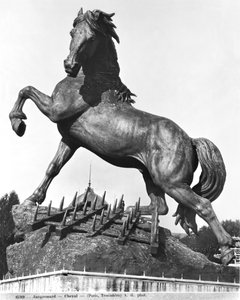 1878, 1878 (कांस्य) में यूनिवर्सल प्रदर्शनी के लिए बनाए गए ट्रोकाडेरो के पहले पैलेस के सामने एक हैरो के साथ घोड़ा
