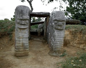 जूमॉर्फिक कैराटिड्स की मेगालिथिक मूर्तिकला द्वारा पूर्व कोलंबियन पूर्व कोलंबियन