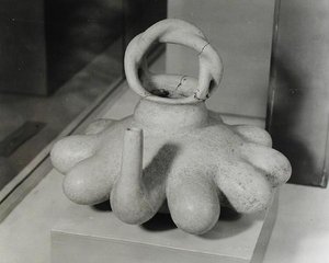 कलश को दस निप्पल रूपों से सजाया गया, Huastecan, c.1000-1250 (टेराकोटा) (b - w फोटो) द्वारा पूर्व कोलंबियन पूर्व कोलंबियन