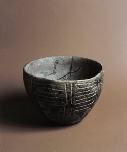 प्रागितिहास: कैंडाइड (लिगुरिया) में कैवर्ना डेले एरेन से नवपाषाण सजावट के साथ उत्कीर्ण सिरेमिक फूलदान। पेगली, म्यूजियो विला पल्लविकिनी द्वारा प्रागैतिहासिक प्रागैतिहासिक