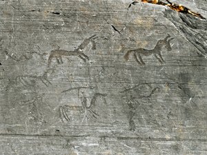 प्रागितिहास, कमुन्नी की सभ्यता, रॉक कला: एक शिकार दृश्य की एक गंभीर चट्टान, एक शिकारी एक भाला चाहता है। नवपाषाण और कांस्य युग के बीच की अवधि। Capo di Ponte, Naquane Rock Carvings National Park, Valcamonica, Val Camonica, Ital द्वारा प्रागैतिहासिक प्रागैतिहासिक