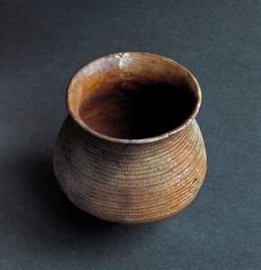 प्रागितिहास, रेमेडेलो की संस्कृति: गुफा सांता क्रिस्टीना से घंटी के आकार में फूलदान, ब्रेशिया के पास फिसे। तांबे की उम्र। एनोलिथिक। 2200 ई.पू. रोम, लुइगी पिगोरिनी प्रागैतिहासिक नृवंशविज्ञान का राष्ट्रीय संग्रहालय द्वारा प्रागैतिहासिक प्रागैतिहासिक